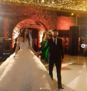 FOTO/ Dasma e Hysajt në kalanë e Rozafës, shikoni si shkëlqen mbrojtësi me nusen në skenë