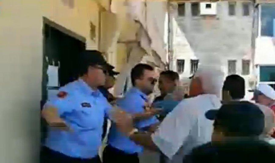 ‘S’ka zgjedhje’, përplasje me Policinë në Burrel para KZAZ, disa qytetarë të lënduar