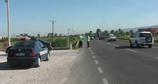 PËRPLASEN DY AUTOMJETE NË FUSHË KRUJË, MAKINA PËRFUNDON NË KANAL