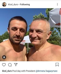 FOTO-LAJM/  Meta përsëri mesazh për votimet,pozon në plazh me ish-futbollistin e Kombëtares