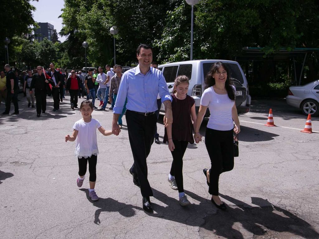 Basha: Nesër në protestë me familjen dhe dy vajzat e mia
