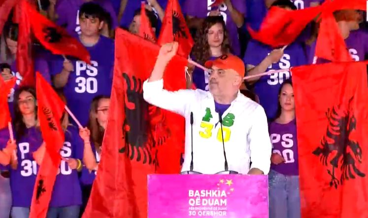 “Veshgjatë! Injorant! Aksident i natyrës. Në atë moment, Zoti…”- Kryeministri Rama lumë epitetesh ndaj ish-deputetit të PD-së