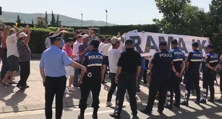 Rama pritet me protesta ne Patos