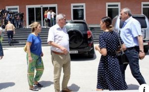 Aleatët  opozitarë , mbërrijne në zyrën e Bashës