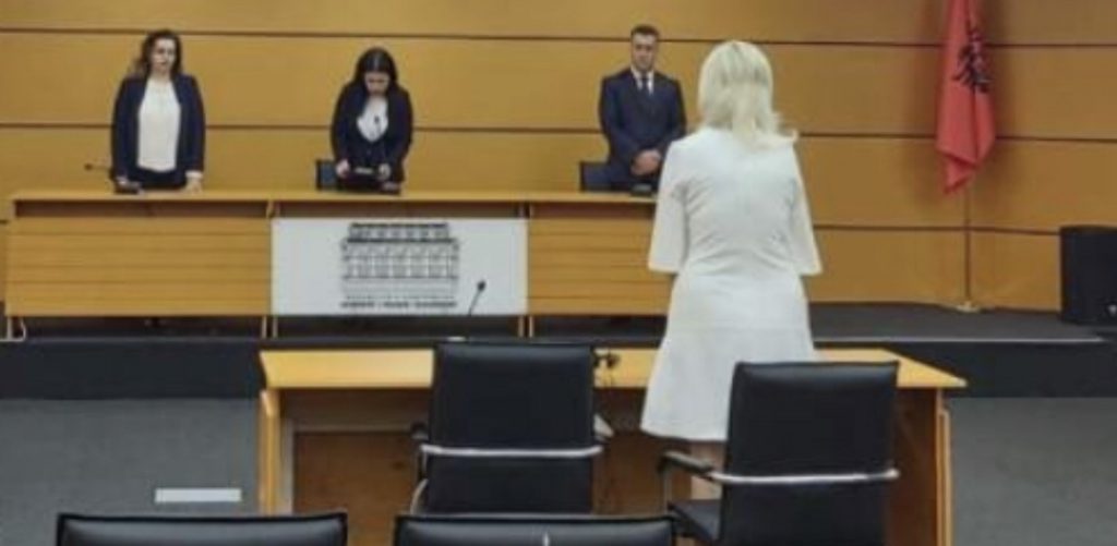 Vetting / Problem pasuria, shkarkohet kryetarja e Gjykatës Administrative Shkodër