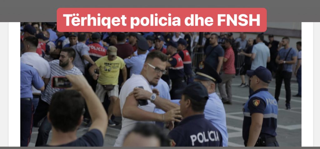 FOTO-VIDEO/ Protestuesit futen brenda teatrit