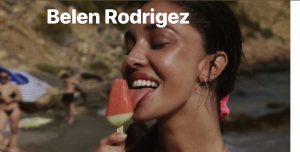 FOTO/ Belen me bikini duke lëpirë akulloren…