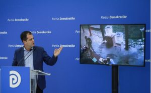 PD publikon videon: Komisioneri i PS mbush kutinë me vota