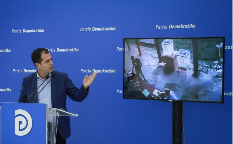 PD publikon videon: Komisioneri i PS mbush kutinë me vota