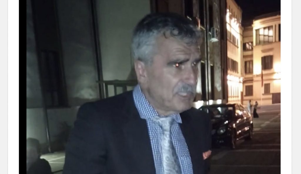 VIDEO/ Shkon me benz natën te Teatri, Kujtim Gjuzin e përzënë: Shporru, qërrohu, ik merr ato paret atje