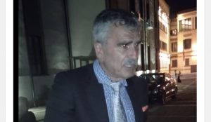 VIDEO/ Shkon me benz natën te Teatri, Kujtim Gjuzin e përzënë: Shporru, qërrohu, ik merr ato paret atje