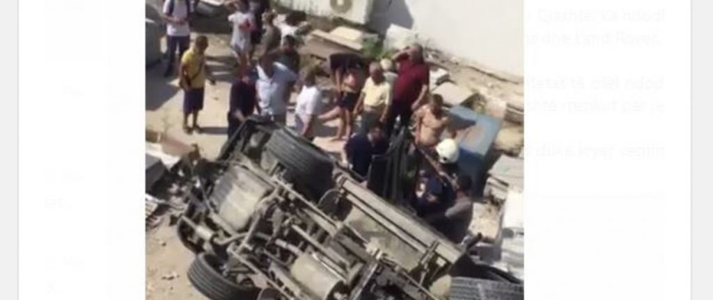 VIDEO/ Aksident i rëndë, përplasen dy makina, pesë persona të plagosur