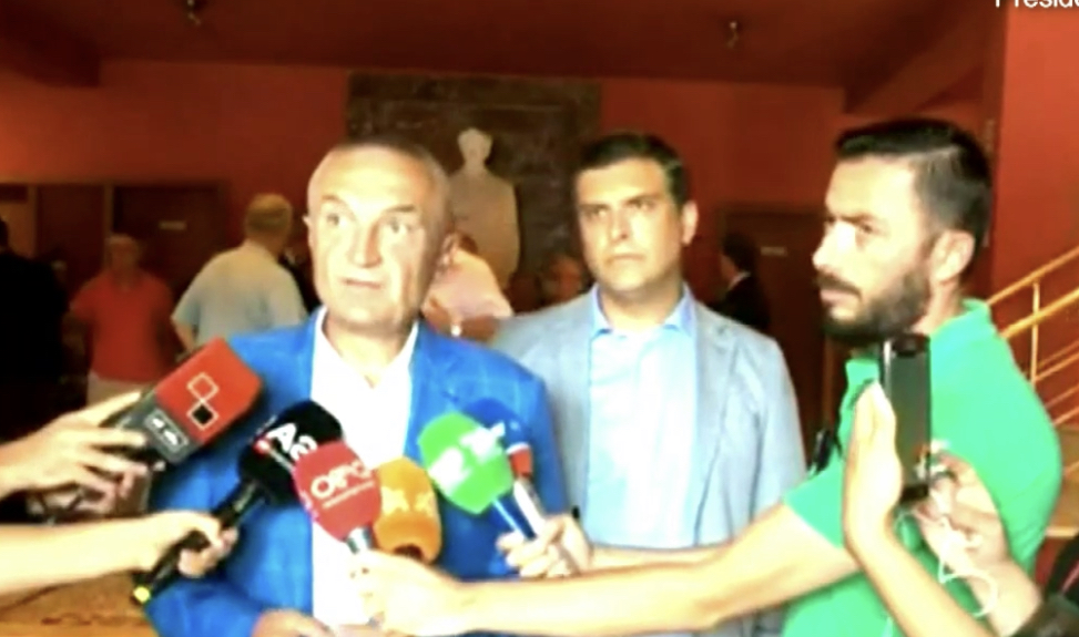 Meta flet për teatrin absurd   politik që kërcënon vendin: U bëj thirrje tre artistëve që t’i japin fund…