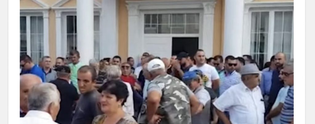 Policia hap me forcë derën, kryebashkiaku i PS futet në Bashkinë e Kavajës