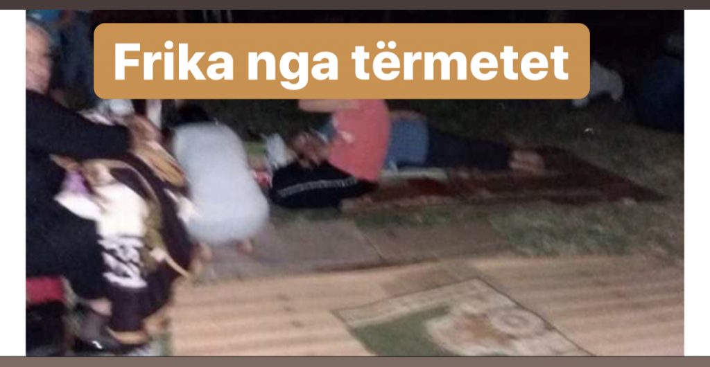 Banorët e Korçës dalin jashtë ndërtesave