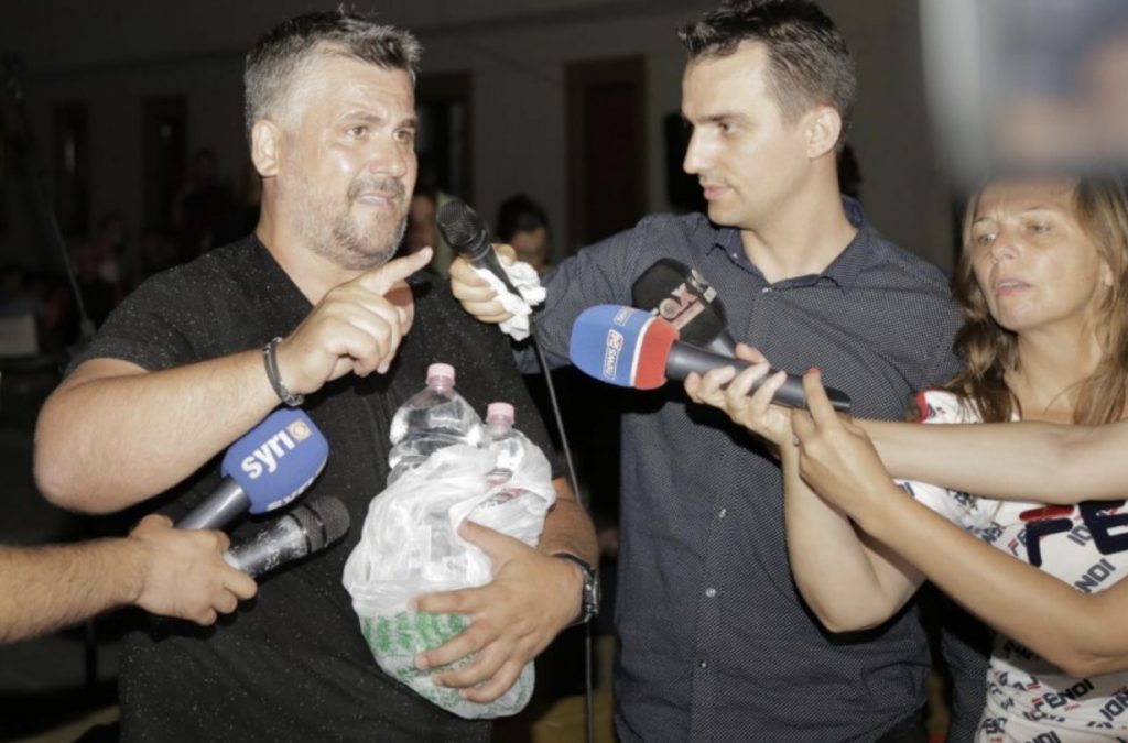 Gent Zenelaj arrin të dërgojë dy shishe ujë tek artistët e ngujuar, të tjerat ia derdhi policia