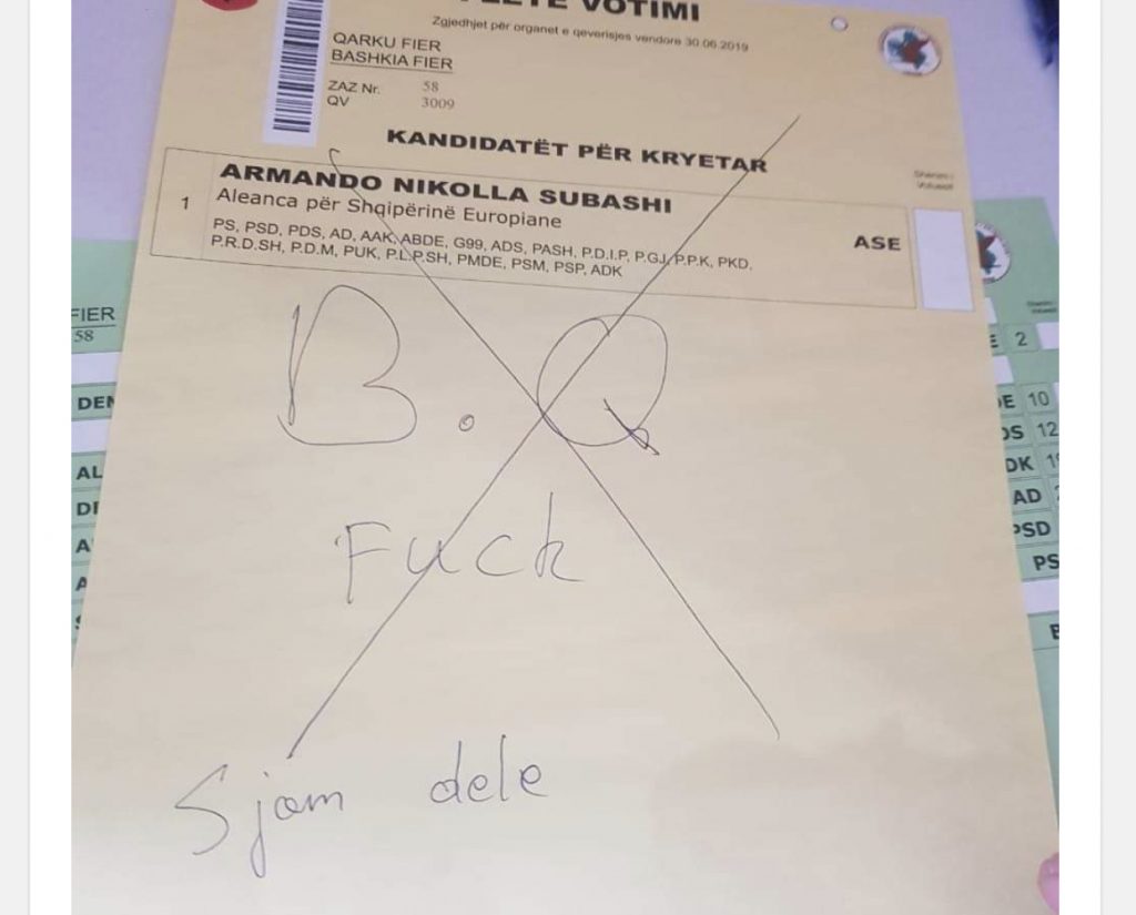 Fotot/ “Për ty Redona të kam dashuri”, “më detyruan”, mesazhet në fletë e votimit