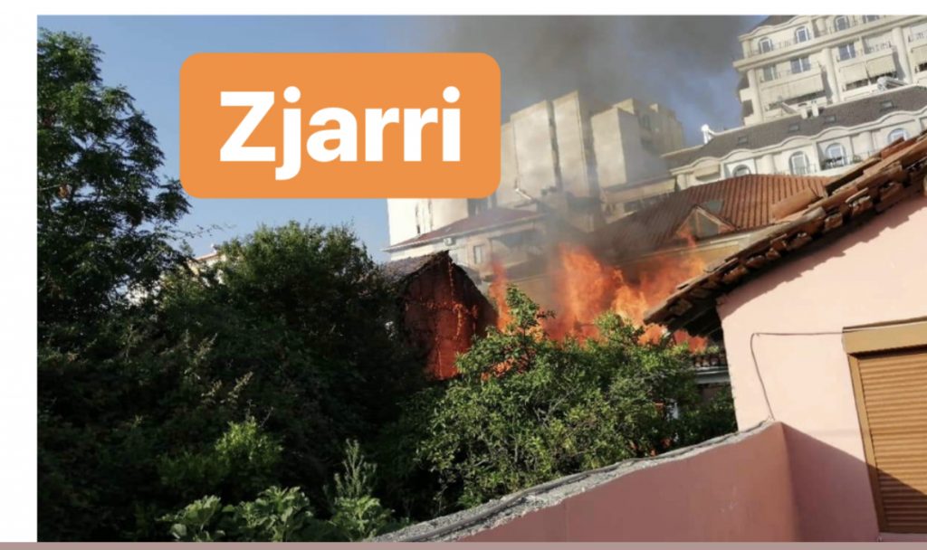Zjarri shkrumbon një ndërtesë në mes të qytetit