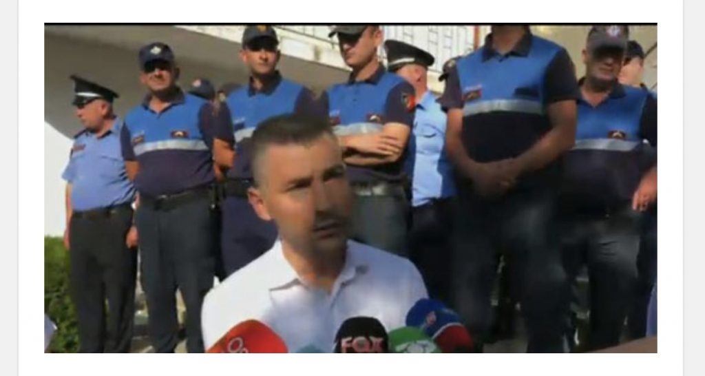 Tension në Devoll, policia rrethon bashkinë. Nallbati: Jam unë në detyrë, do vazhdoj punën