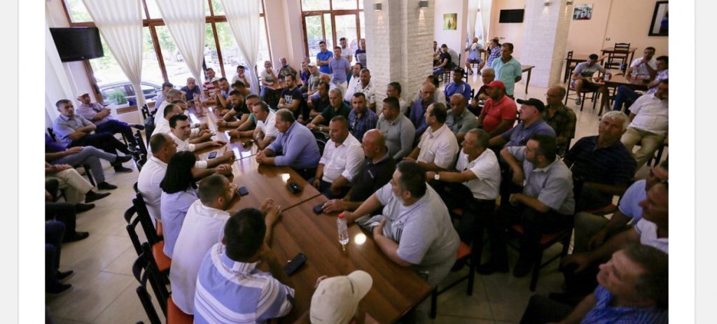 Basha u jep ‘OK’ kryebashkiakëve të djathtë për të mos lënë zyrat. Ademi, Mziu e Kapllanaj, takim me …