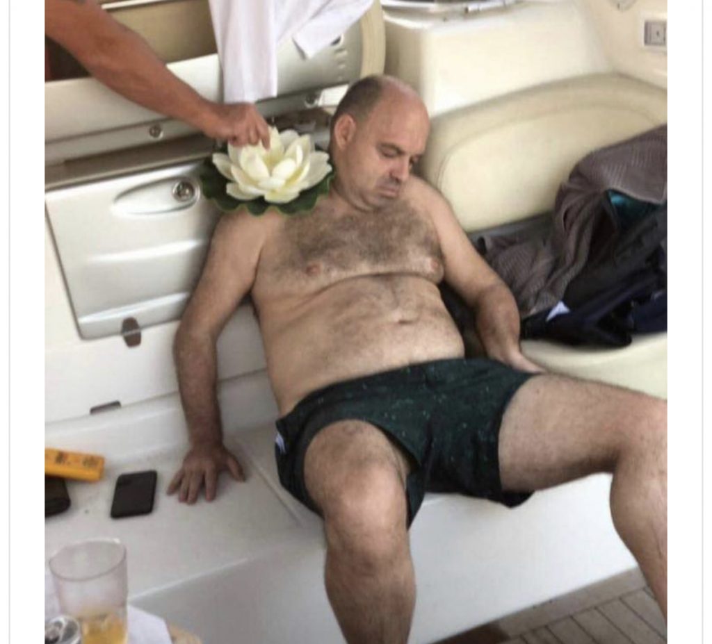 Berisha publikon foton:Kryetari i Këshillit të Qarkut Durrës pasi ka pirë kokainë (EMRI)