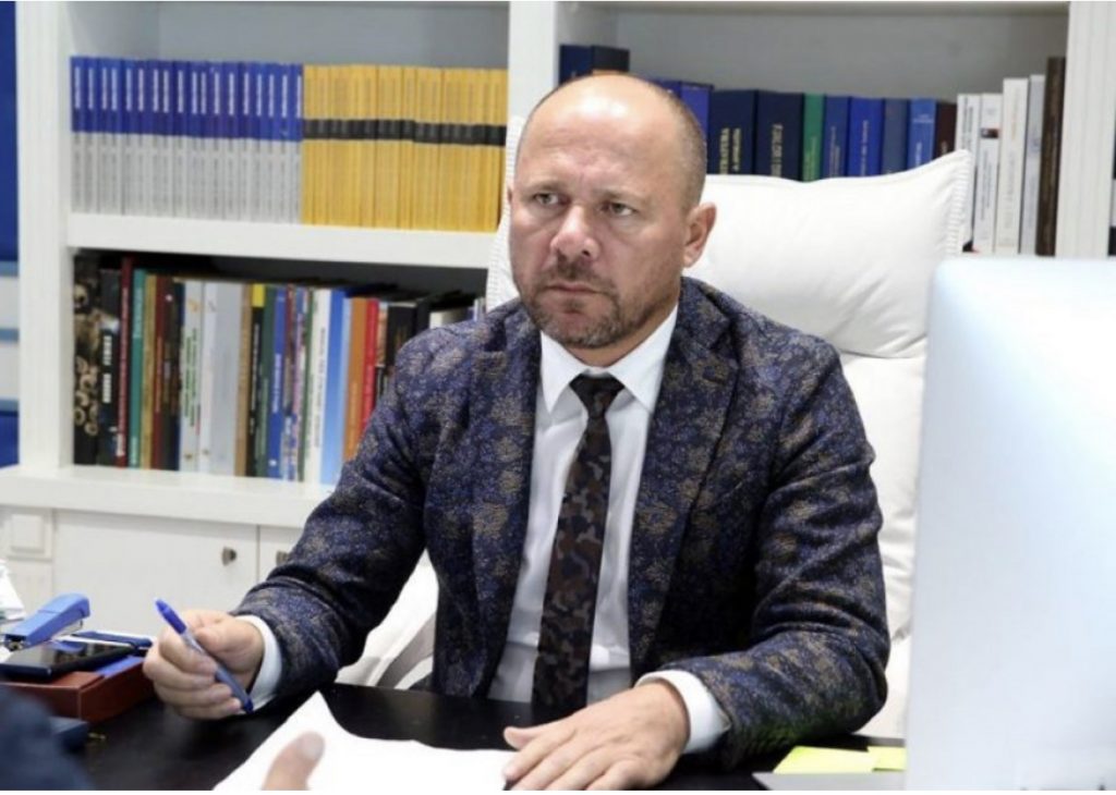Xhelal Mziu i vendosur: Nuk e lëshoj zyrën, është vendimi i 85% të shqiptarëve