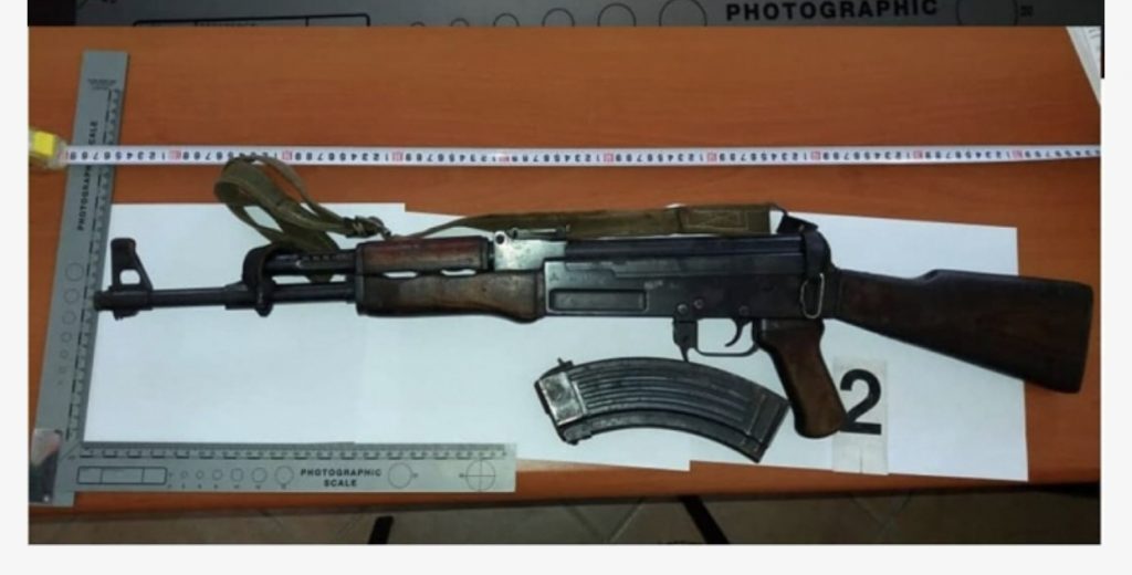 POLICIA SEKUESTRON DROGË DHE ARMË, ARRESTOHET VLONJATI, NË KËRKIM 2 TË TJERË