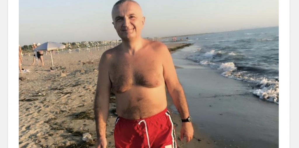 Meta poston foto nga plazhi, dy ditë para shkarkimit