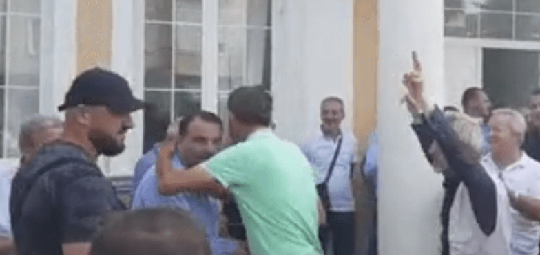VIDEO/ Isa Sakja mbërrin në bashkinë e Kavajës: Nuk i’a liroj zyrën 5 përqindshit