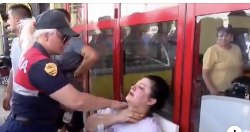 Përplasje në Laprakë, gruaja shtatzënë e shtrirë në tokë, dhunohet nga polici