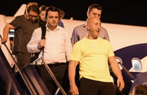 Haradinaj kthehet nga Haga dhe u kërkon kundërshtarëve të ankohen në Gjykatën Kushtetuese