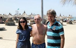 FOTO/ Meta me rroba banje mes vëzhguesve të huaj hollandezit Zhao dhe  gjermanes  Katerine
