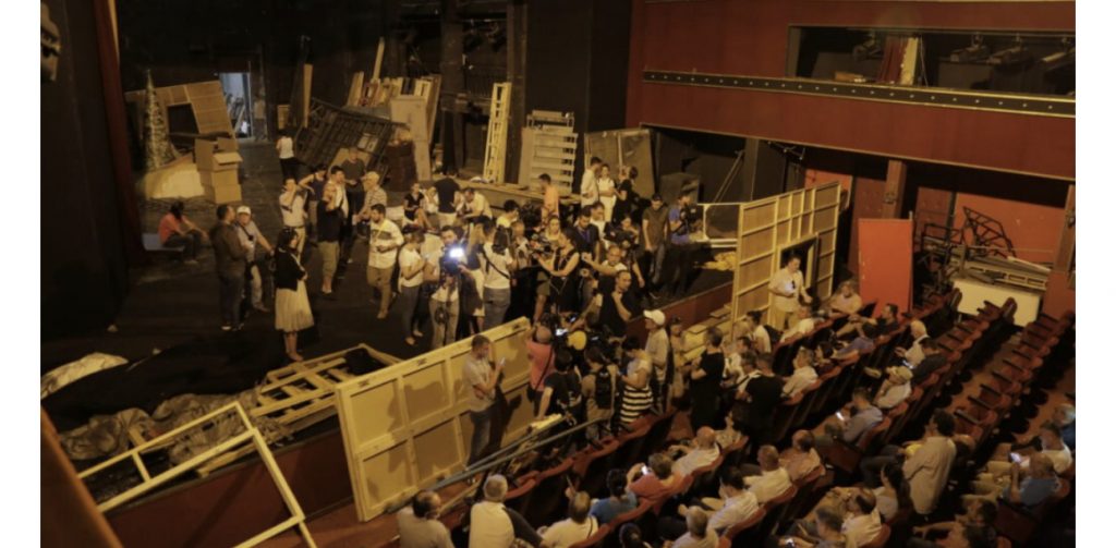 VIDEO/ Protestuesit, brenda në Teatrin Kombëtar. Ja ç’po ndodh në sallë