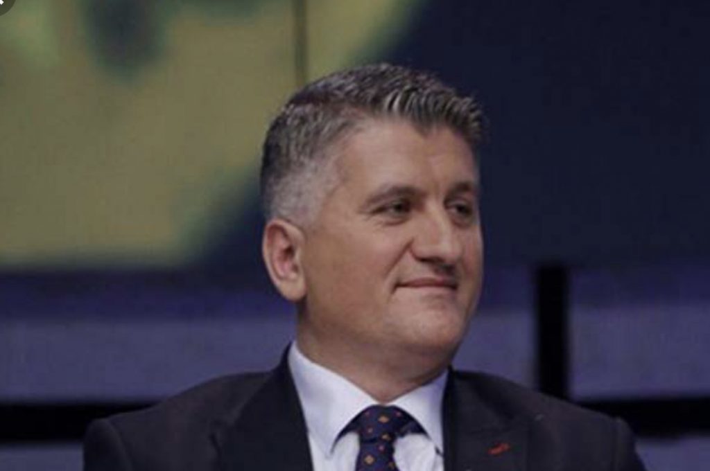 Analiza satirike/ “Kafja e gabuar e Blendi Klosit me Fahriun. Tradhtari! E zëntë kolerja, mallkonin ministrushet. Më ka marrë malli të pi kafe me Sandër qafirin, por…”