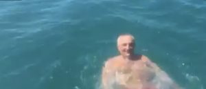 Ilir Meta poston videon nga plazhi, mesazh “thumbues” Ramës: Më mirë në det, se në..