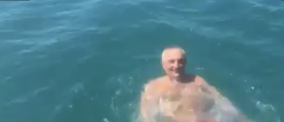 Ilir Meta poston videon nga plazhi, mesazh “thumbues” Ramës: Më mirë në det, se në..