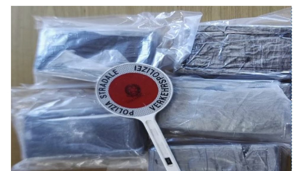 Foto/ E tradhtuan emocionet, shqiptari kapet me 800 mijë euro kokainë e fshehur brenda…