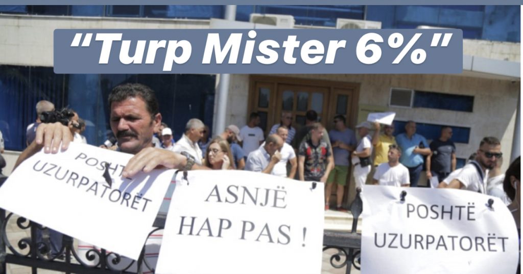 FOTOT/ “Poshtë uzurpatorët”, protestë para bashkisë së Kamzës