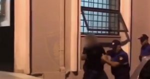 VIDEO/ Në lokal në Tiranë me pistoletën e mbushur në çantë, si u kap 23 vjeçari. Ja pse ishte në kërkim