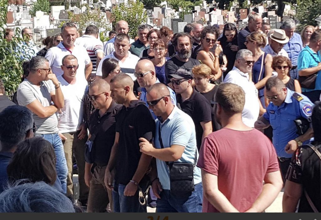 FOTO/ Kostandin Xhuvani i jep  lamtumirën babait të tij