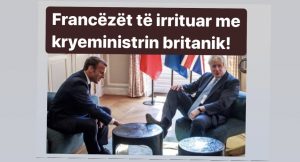 VIDEO/ Injoron Macron dhe ngre këmbët në tryezë