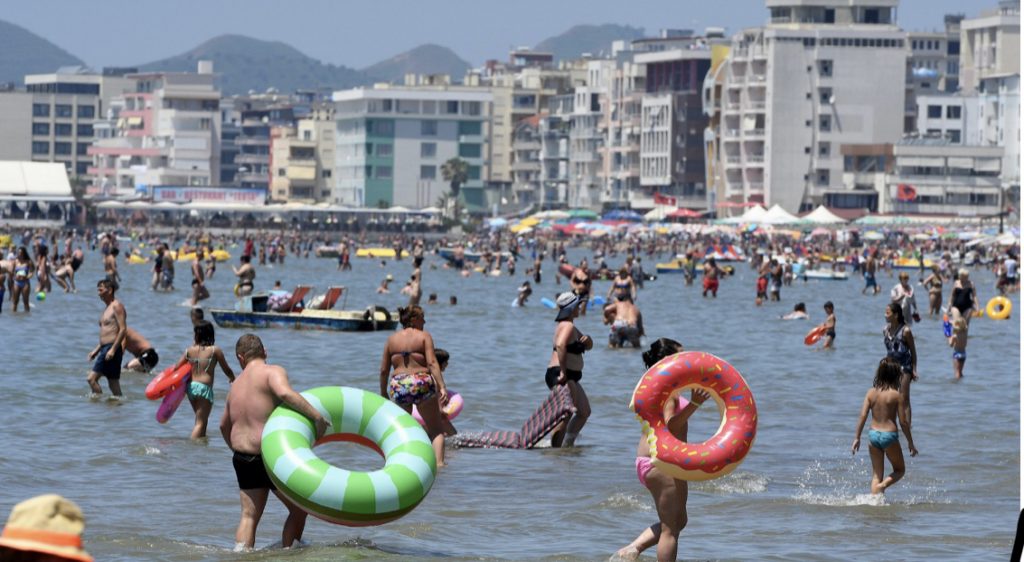 U largua nga  prindërit  dhe u fut në det, humb jetën 3-vjeçari në plazhin e Durrësit