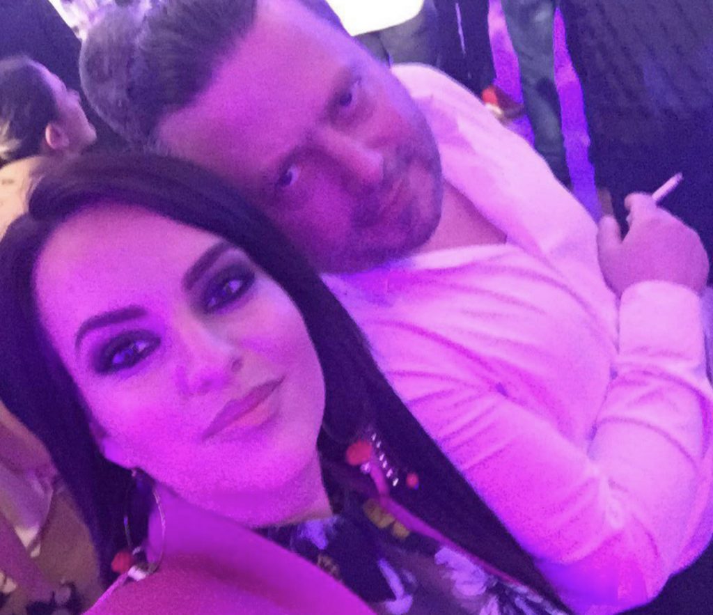 Festë në shtëpinë e Stefi Priftit, këngëtari marton vajzën