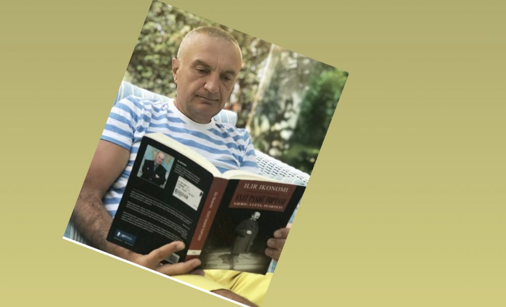 FOTO/  Presidenti Meta ka një mesazh me librin e Ikonomit
