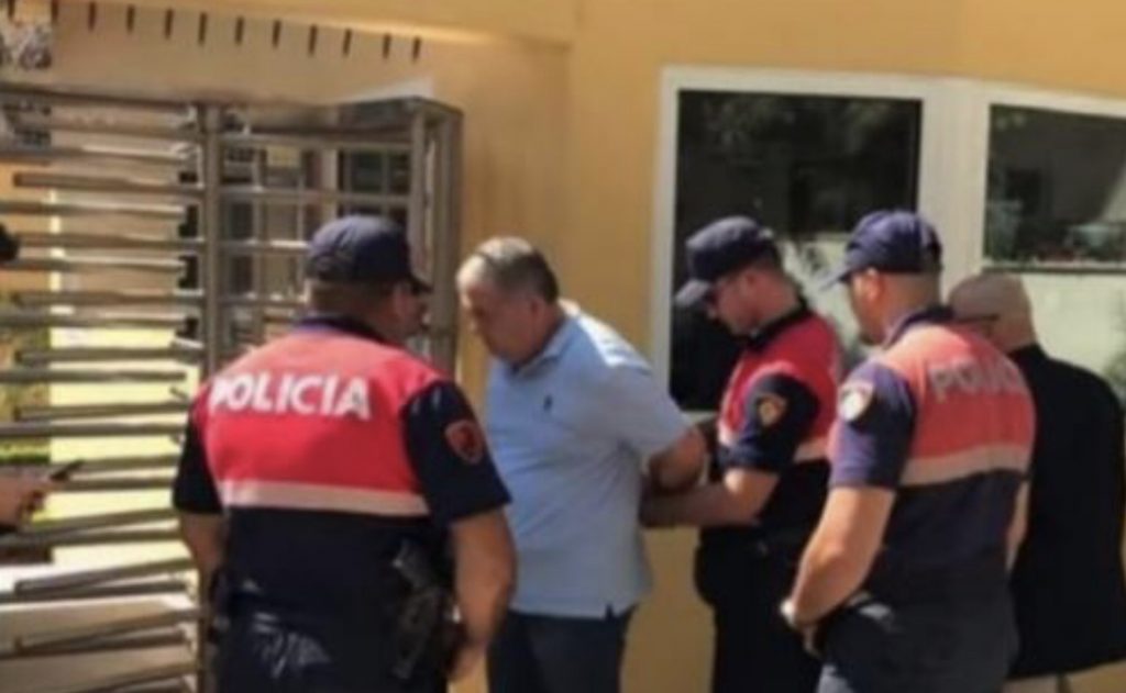 Gjykata lë në burg 41-vjeçarin qe kishte mashtruar me diplomën e gjimnazit