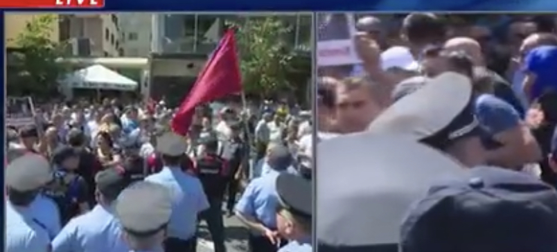 VIDEO LIVE/Është tensionuar situata para Bibliotekës “Luigj Gurakuqi”