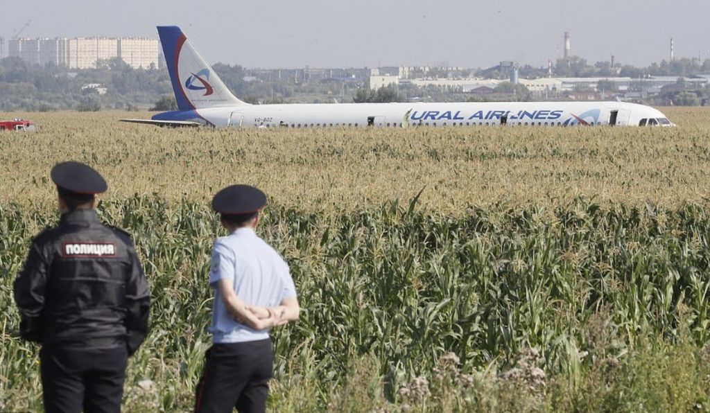 Video/Piloti rus u shpall hero pasi arriti të ulte me sukses avionin me pasagjerë në një arë  me misër