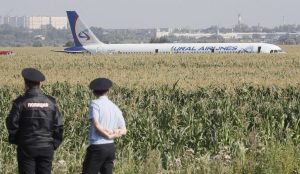 Video/Piloti rus u shpall hero pasi arriti të ulte me sukses avionin me pasagjerë në një arë  me misër
