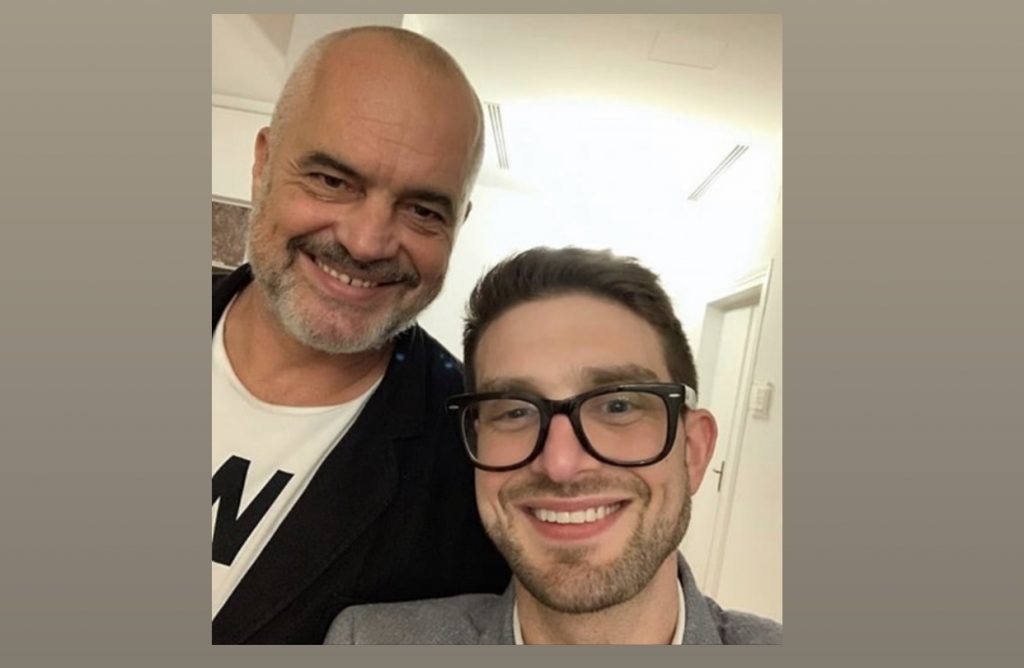 Alex Soros vizitë në Tiranë, takon kryeministrin Edi Rama për perspektivat e…