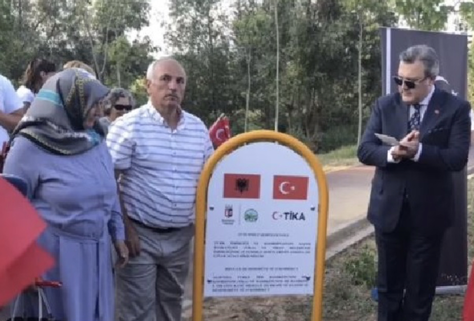VIDEO/Ish-deputeti socialist bën ofertën e pazakontë per prishjen e memorialit turk në Tiranë